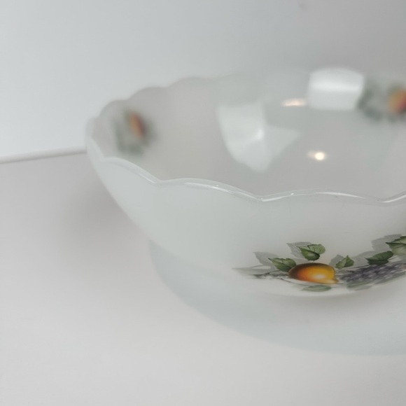 Arcopal Fruits de France Medium Scalloped milk glass serving bowl, Vintage, 70s - Picture 6 of 9